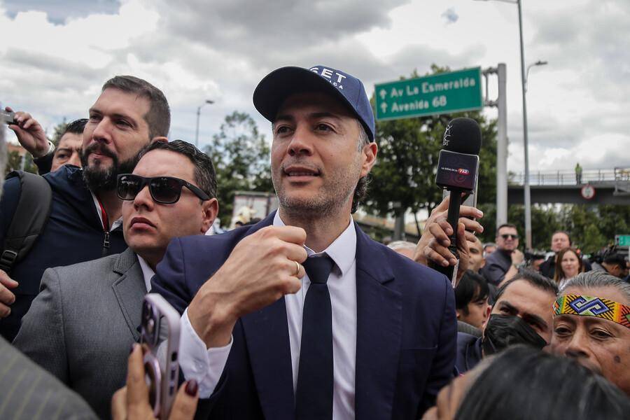 Daniel Quintero llegando a la Regstraduría para inscribir su candidatura a la Presidencia por el Pacto Histórico, el 26 de septiembre. FOTO: COLPRENSA