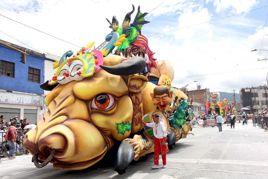 PASTO. 7 de enero de 2023. Con la obra, Artistas, “Gigantes de Papel”, el maestro Alexander Córdoba se llevó el quinto puesto. (Colprensa: Leonardo Castro).