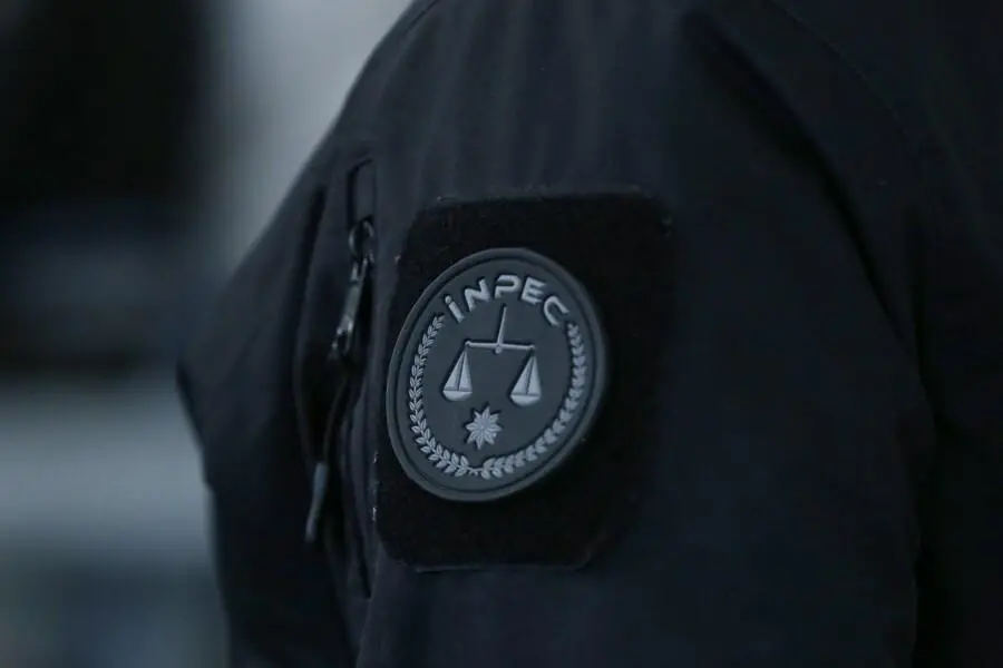 El logo del Inpec en una chaqueta. FOTO: COLPRENSA.