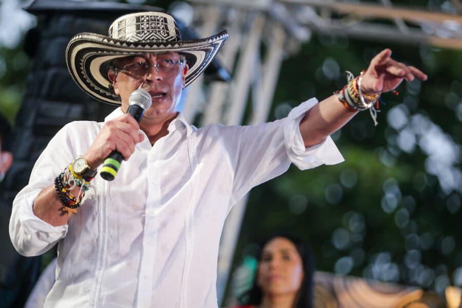 En un extenso mensaje publicado en X, el presidente Gustavo Petro cuestionó la legitimidad de las elecciones presidenciales, habló de la posibilidad de “alzarse en armas” y, al mismo tiempo, reiteró que juró no volver a empuñar armas y que mantendrá su compromiso con la paz. FOTO: Colprensa.