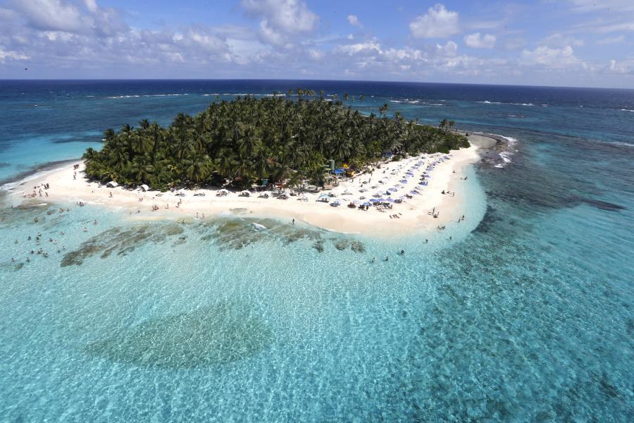 <span class="mln_uppercase_mln">Cayo</span><b><span class="mln_uppercase_mln"> Acuario, una de las reservas naturales más importantes del país en San Andrés Islas, se encuentra gravemente afectado por el turismo masivo y la falta de servicios sanitarios en la zona. Foto: Juan Antonio Sánchez Ocampo</span></b>