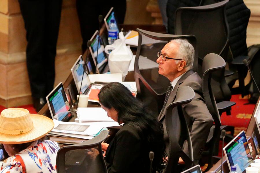 El ministro de Salud, Guillermo Jaramillo, durante el debate de la moción de censura en su contra. FOTO COLPRENSA