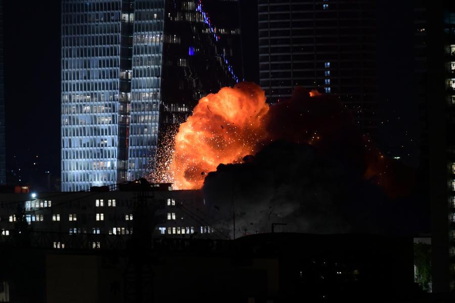 <span class="mln_uppercase_mln">Un</span><b><span class="mln_uppercase_mln"> edificio es alcanzado por un misil, en Tel Aviv, Israel, el 13 de junio de 2025. Cerca de 100 misiles fueron lanzados desde Irán hacia el centro y norte de Israel durante dos grandes oleadas, lo que causó daños significativos y dejó decenas de lesionados, informaron el ejército israelí. FOTO: Xinhua</span></b>