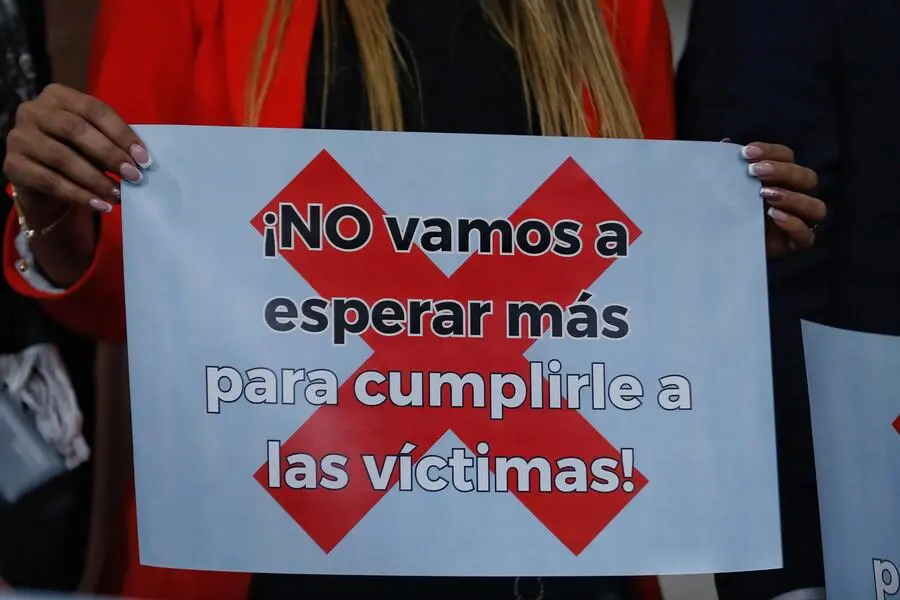 Una pancarta que dice: “¡No vamos a esperar más para cumplirle a las víctimas!” FOTO: COLPRENSA