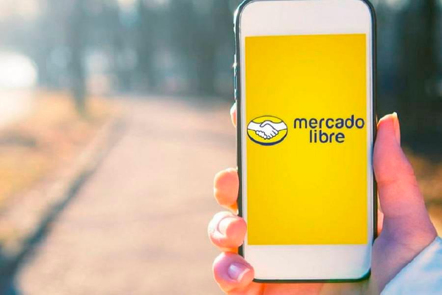 Persona accediendo a la aplicación móvil de Mercado Libre. FOTO: Cortesía