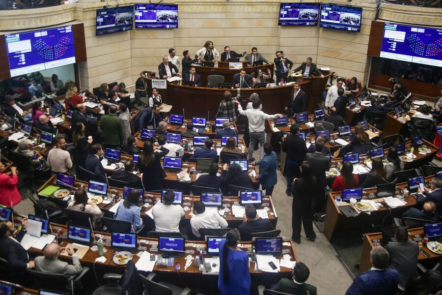 En la plenaria del senado de la República, se retoma el debate a la reforma laboral. FOTO: Colprensa.