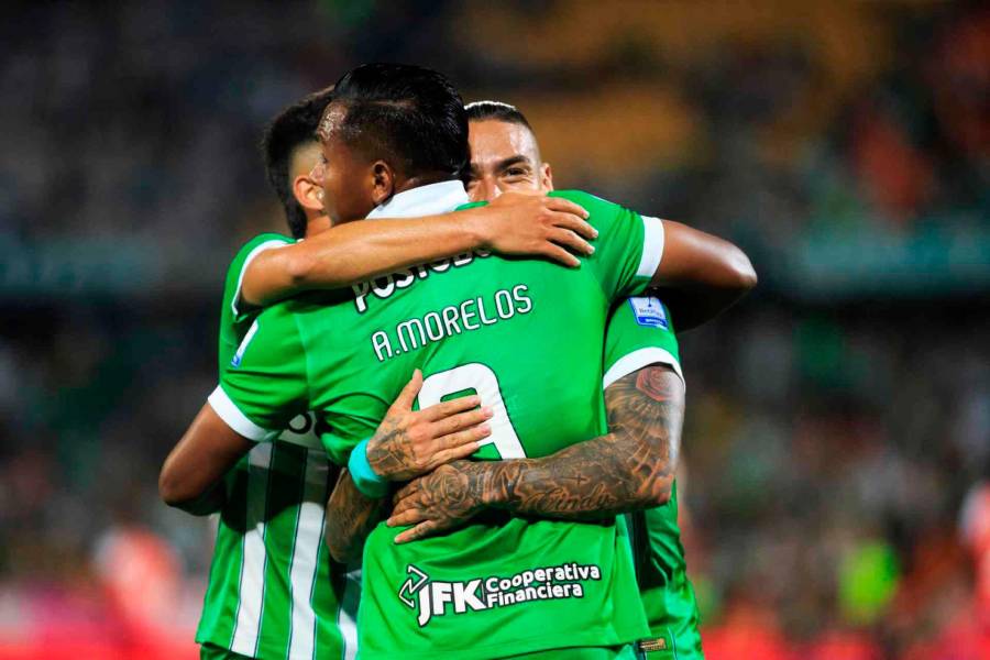 Alfredo Morelos y Cristian Arango celebran en la victoria de Atlético Nacional sobre Alianza en el Atanasio Girardot. FOTO: CAMILO SUÁREZ