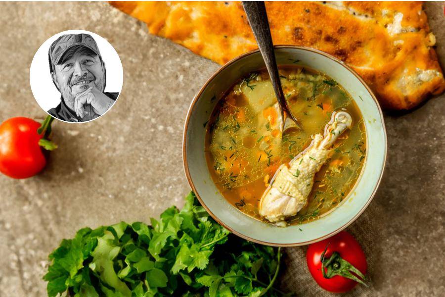 El caldo o consomé de pollo es una de esos platos que reconfortan el corazón. FOTO: Magnific.