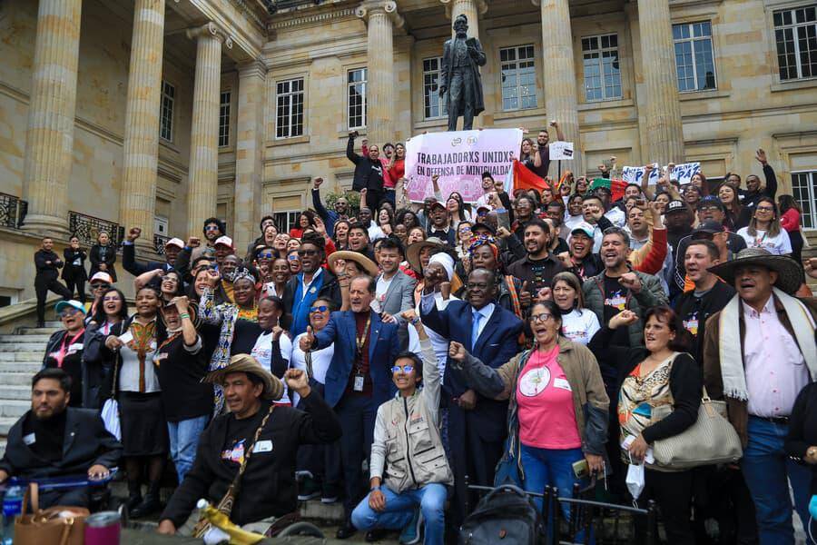 Funcionarios del Ministerio de Igualdad protestaron frente al Dapre mientras el Gobierno avanza en la liquidación de la entidad, una de las principales apuestas institucionales del presidente Gustavo Petro y de la vicepresidenta Francia Márquez. FOTO: Colprensa.