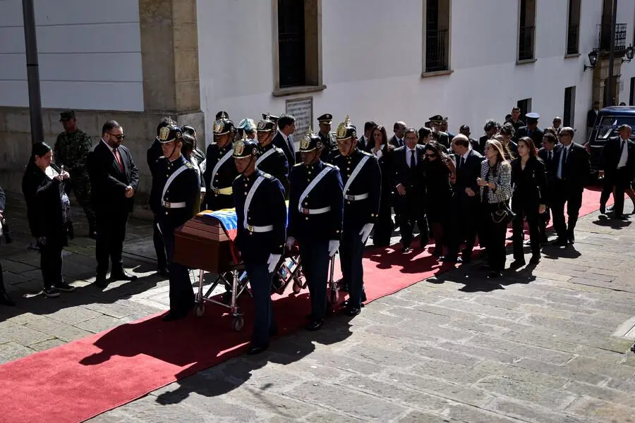 Con una calle de honor y acompañamiento de la Guardia Presidencial, fue recibido el cuerpo del exvicepresidente Germán Vargas Lleras en el Palacio de San Carlos, donde se le rindieron honores militares frente al Teatro Colón. FOTO: COLPRENSA