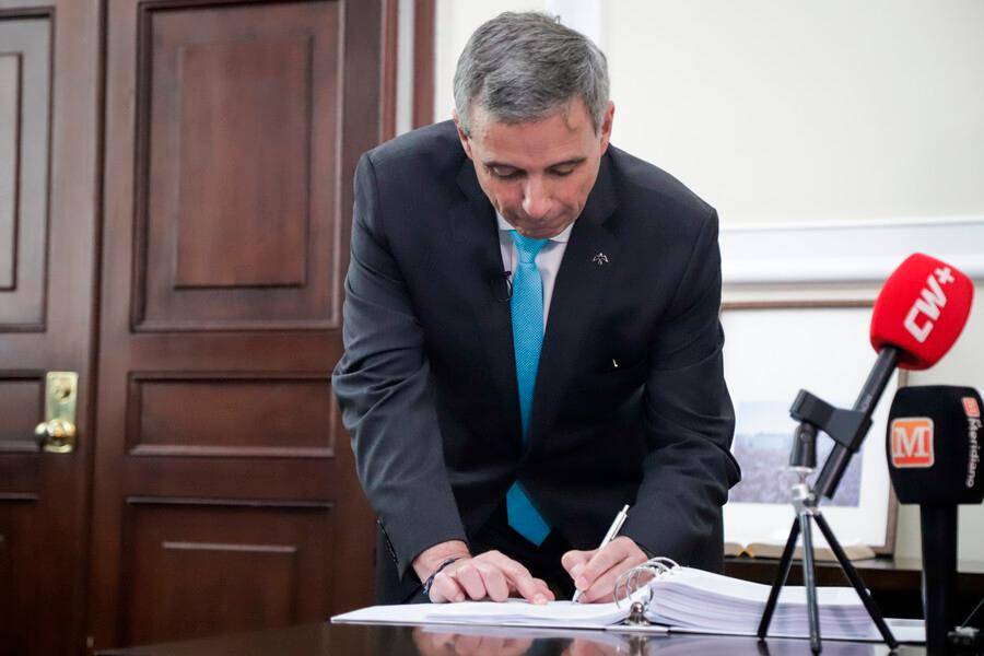 El Ministerio de Hacienda giró $300.000 millones al Fondo Empresarial para atender las necesidades inmediatas de liquidez del sector eléctrico. FOTO COLPRENSA