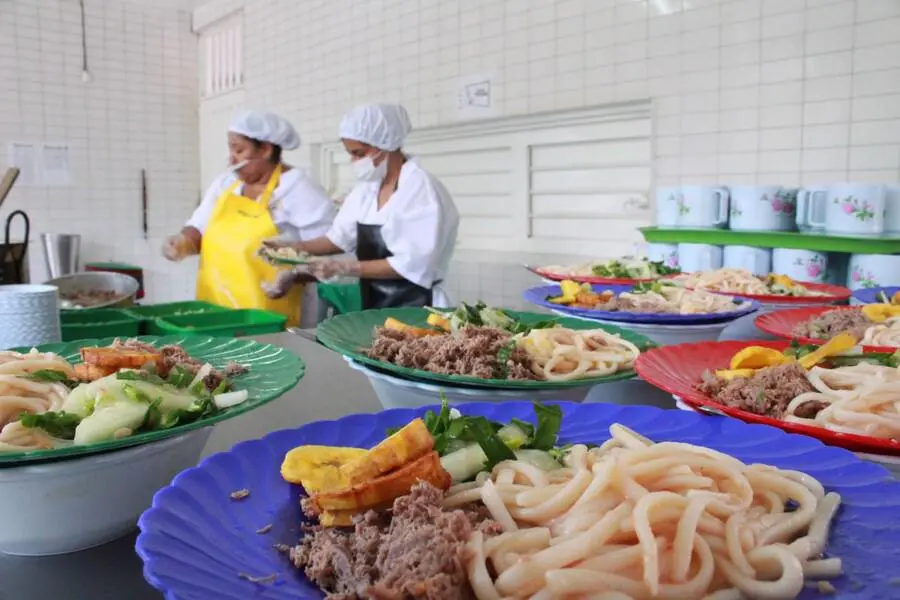 Diferentes platos de comida entregados por el PAE. FOTO: COLPRENSA