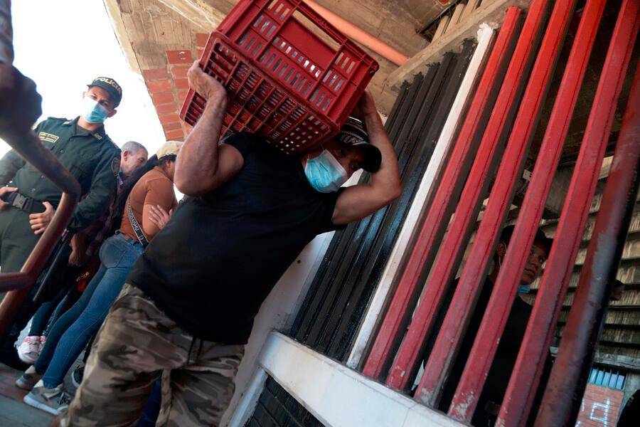 Cientos de desplazados continúan en busca de ayuda y refugio frente a la actual situación de violencia en el Catatumbo. FOTO CATALINA OLAYA - COLPRENSA