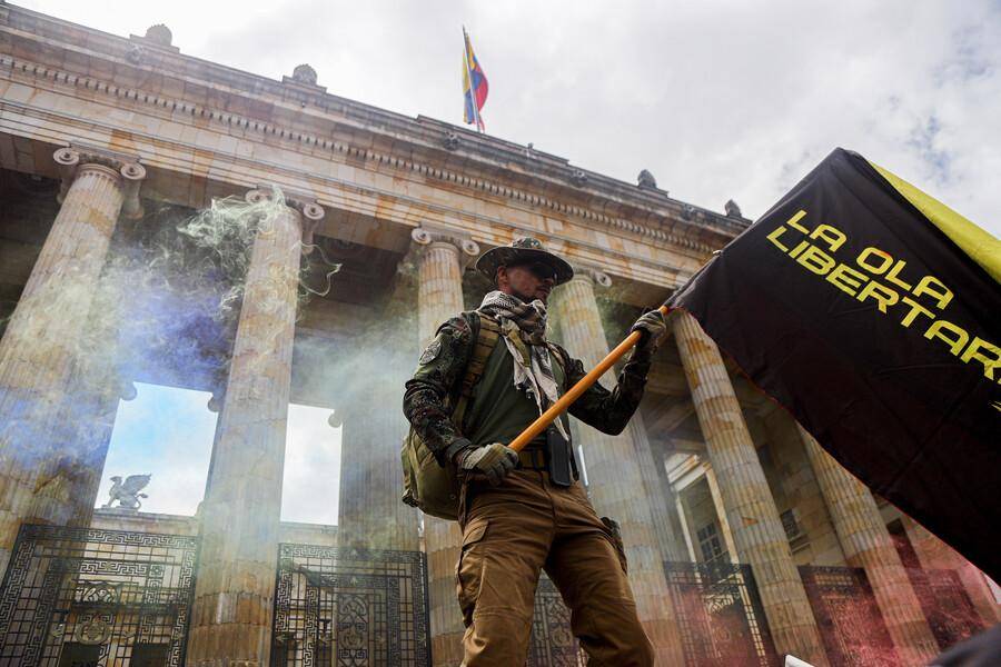 Más del 70 por cientos de los jóvenes colombianos se ubican entre el centro y la derecha política; fotografía de una de las protestas en contra del gobierno de Gustavo Petro en 2024. Foto: Colprensa.
