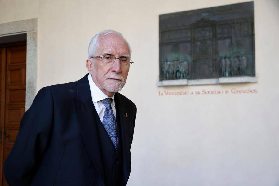 El escritor Luis Mateo Díez a su llegada a la entrega del Premio ‘Miguel de Cervantes’ 2023 en el paraninfo de la Universidad de Alcalá. Foto: Europa Press.