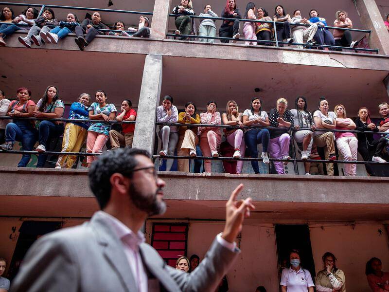 El viceministro de Justicia Camilo Umaña les explicó a las reclusas del Buen Pastor en Bogotá, como funciona la Ley de Utilidad Pública, de la que podría beneficiarse Yohana. Foto Colprensa