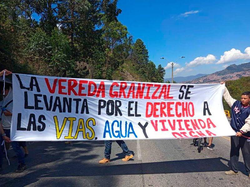 Los manifestantes hicieron bloqueos temporales para no interrumpir el paso de los viajeros, pero clamaron ser escuchados. FOTO: Cortesía