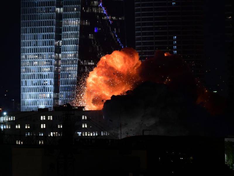Un edificio es alcanzado por un misil, en Tel Aviv, Israel, el 13 de junio de 2025. Cerca de 100 misiles fueron lanzados desde Irán hacia el centro y norte de Israel durante dos grandes oleadas, lo que causó daños significativos y dejó decenas de lesionados, informaron el ejército israelí. FOTO: Xinhua