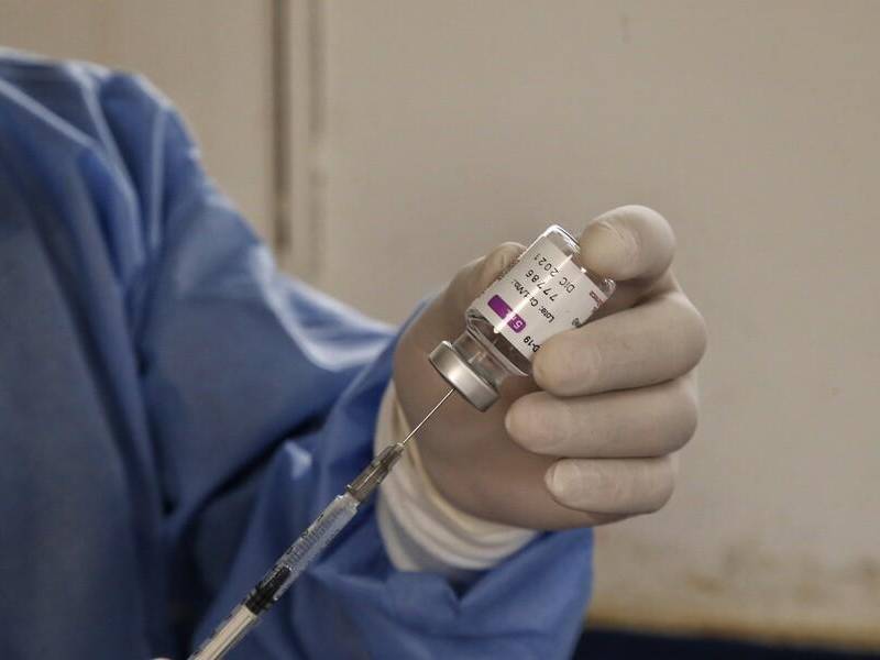 Un especialista de la salud sacando por medio de la aguja un medicamento. FOTO: Colrpensa