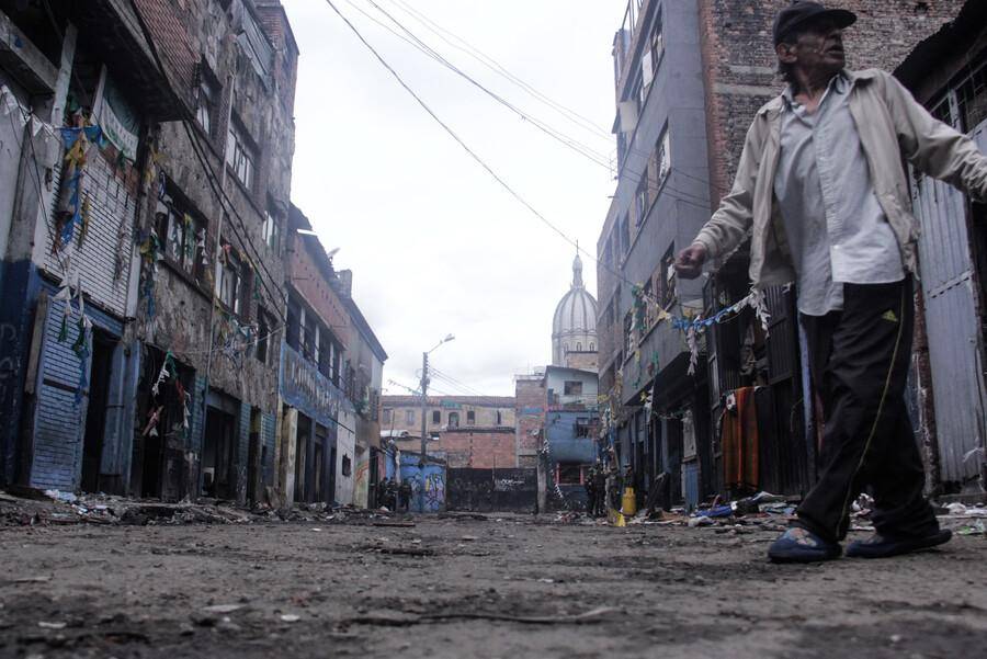 Una de las calles destruídas de el Bronx, en Bogotá; llena de tierra y edificios abandonados. FOTO: COLPRENSA