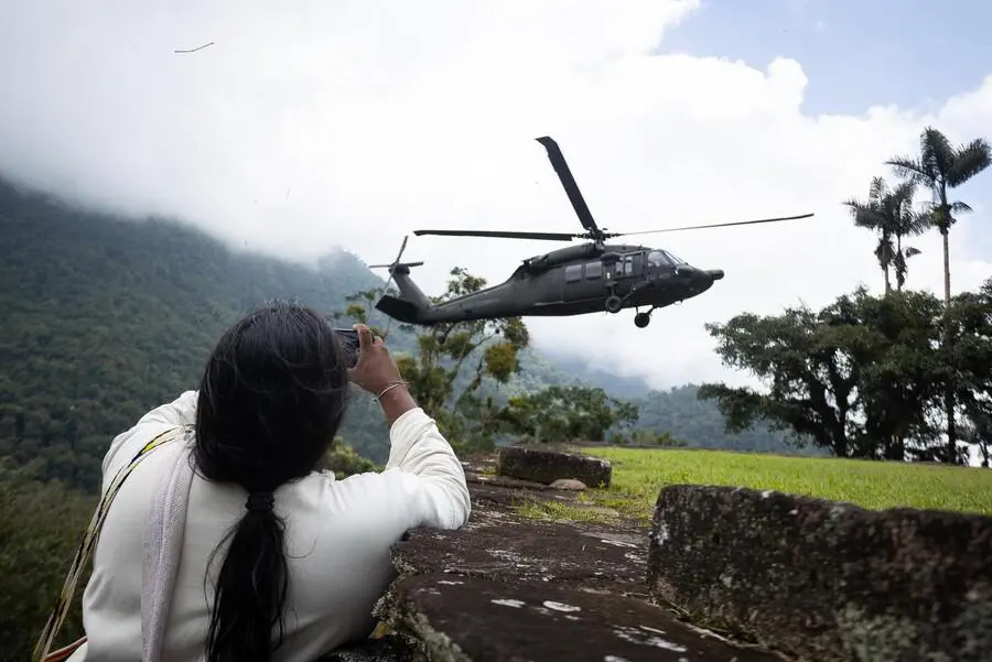 Indígena de la Sierra Nevada fotografiando un helicóptero. FOTO: COLPRENSA