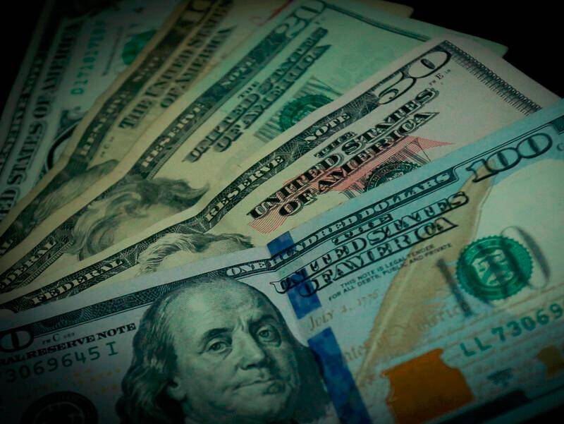 El dólar está un 15% más barato que hace un año. FOTO COLPRENSA. 