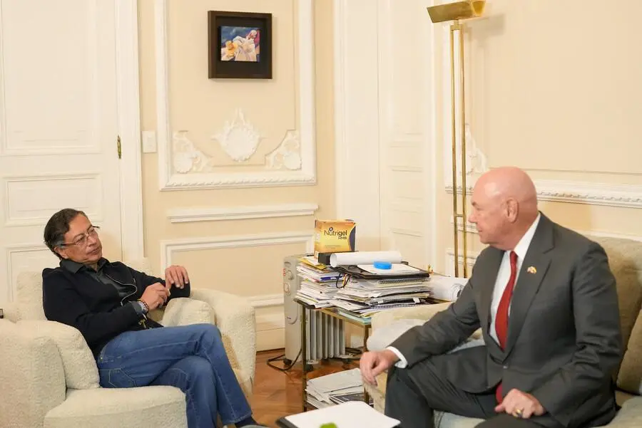 A la izquierda, el Presidente Gustavo Petro; a la derecha, el Encargado de Negocios de Estados Unidos en Colombia. FOTO: PRESIDENCIA