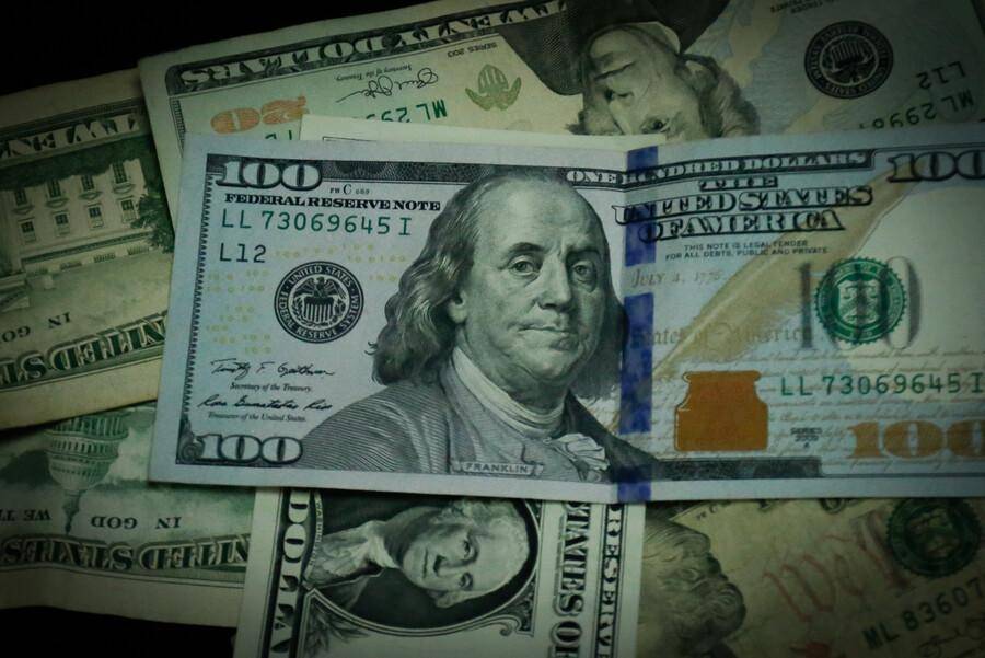 Dólar cierra en $3.707,72 tras una escalada de $70,21 este lunes. FOTO: Colprensa.