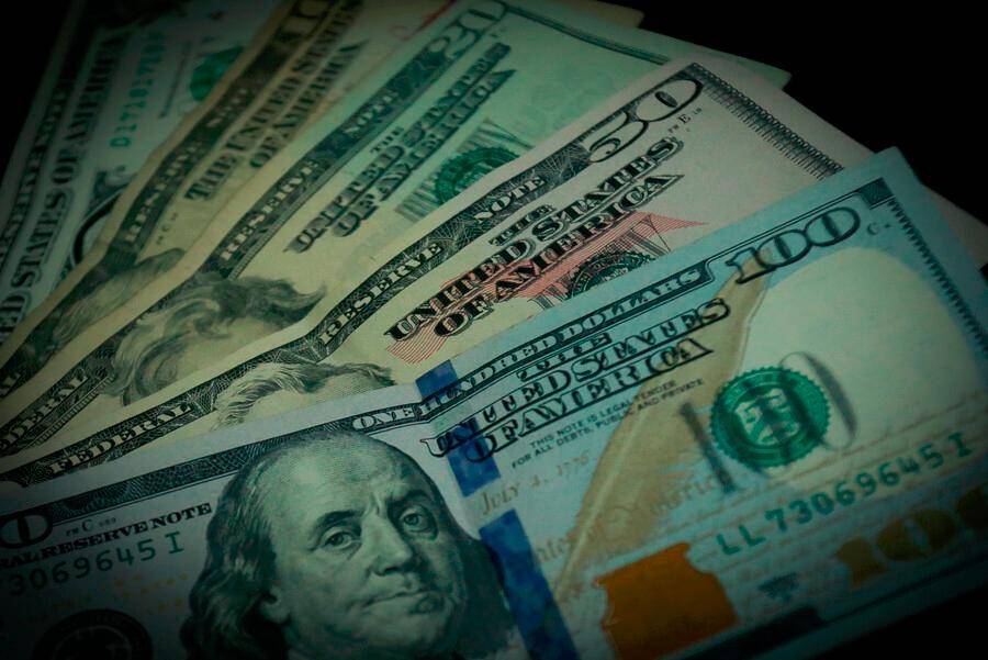 El dólar está un 15% más barato que hace un año. FOTO COLPRENSA. 