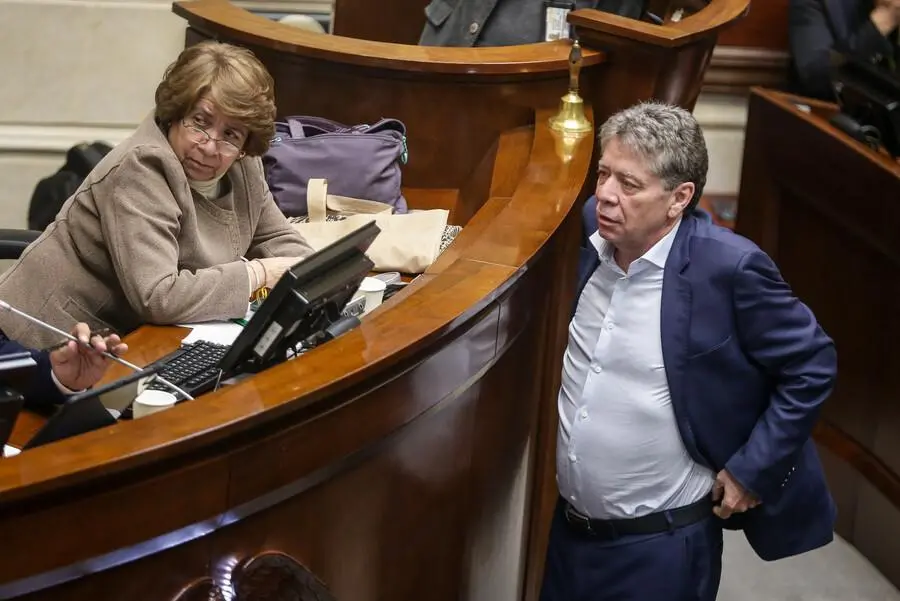 En la Plenaria del Senado del Congreso de la República se llevó a cabo una audiencia pública sobre la reforma laboral, previo al inicio del debate en la Comisión Cuarta del Senado. En la foto de izquierda a derecha: senadora Aida Avella y Bruce Mac Master, Presidente de la Andi. FOTO: Colprensa