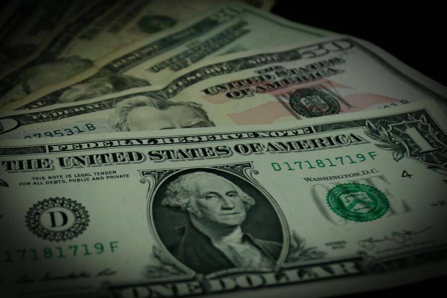 La moneda suma una ganancia de $92,7 tras haber iniciado el lunes en $3.808,12 y tener a hoy un precio oficial de $3.900, impulsado por factores, en su mayoría, locales, relacionados con las tensiones geopolíticas y algunos anuncios del Gobierno. FOTO: Colprensa.