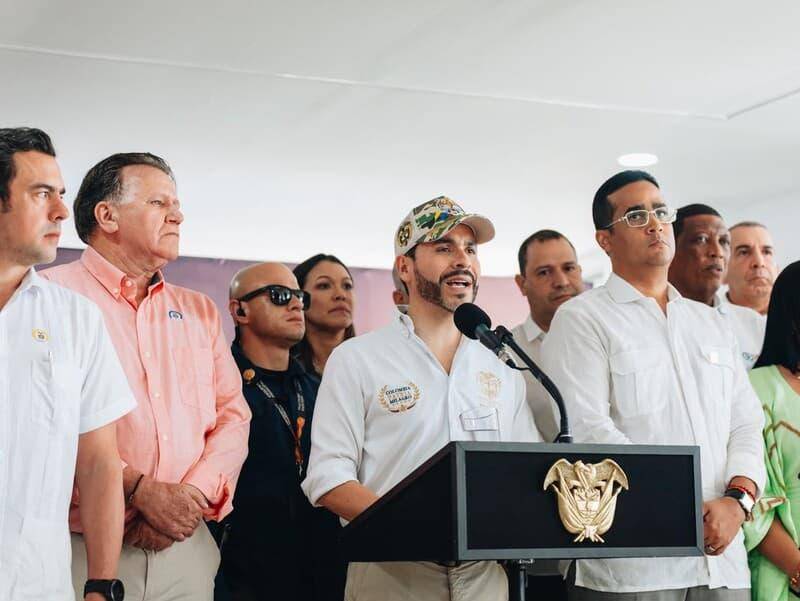 El presidente Abelardo De La Espriella participó el 29 de agosto en la “Gran velatón por las víctimas del terremoto”, realizada en la Plaza de Bolívar de Bogotá. FOTO: Colprensa.