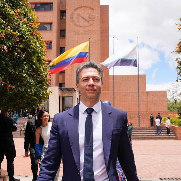 Daniel Quintero saliendo de la sede del Consejo Nacional Electoral. FOTO: COLPRENSA