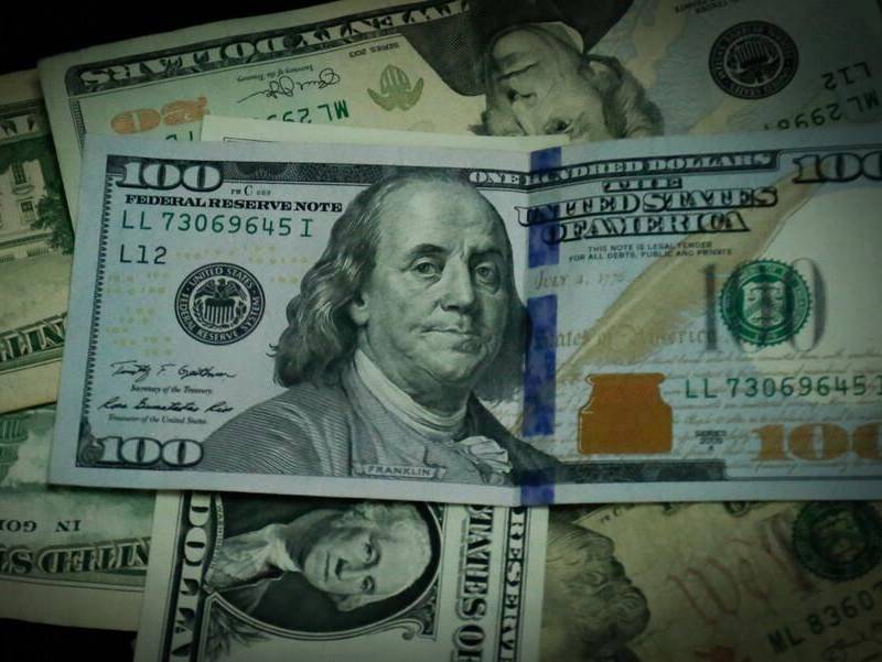 Dólar cierra en $3.707,72 tras una escalada de $70,21 este lunes. FOTO: Colprensa.