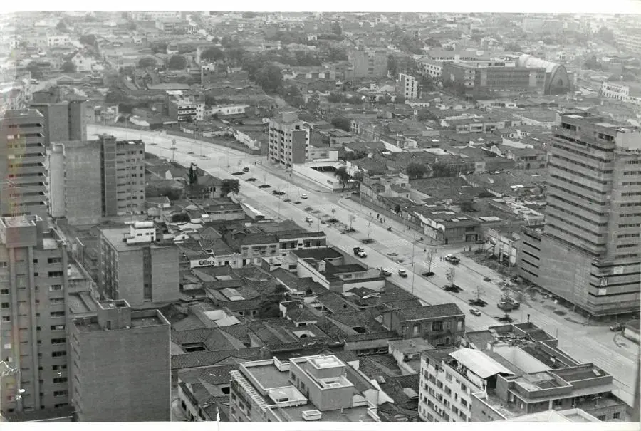 La Avenida Oriental, terminada en 1979, se llama Avenida Jorge Eliécer Gaitán. FOTOS Archivo El Colombiano 