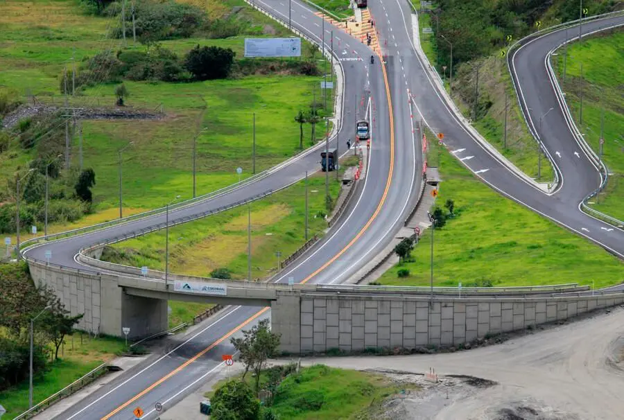 La vía estaba cerrada totalmente por un derrumbe sobre el kilómetro 18. FOTO COLPRENSA 