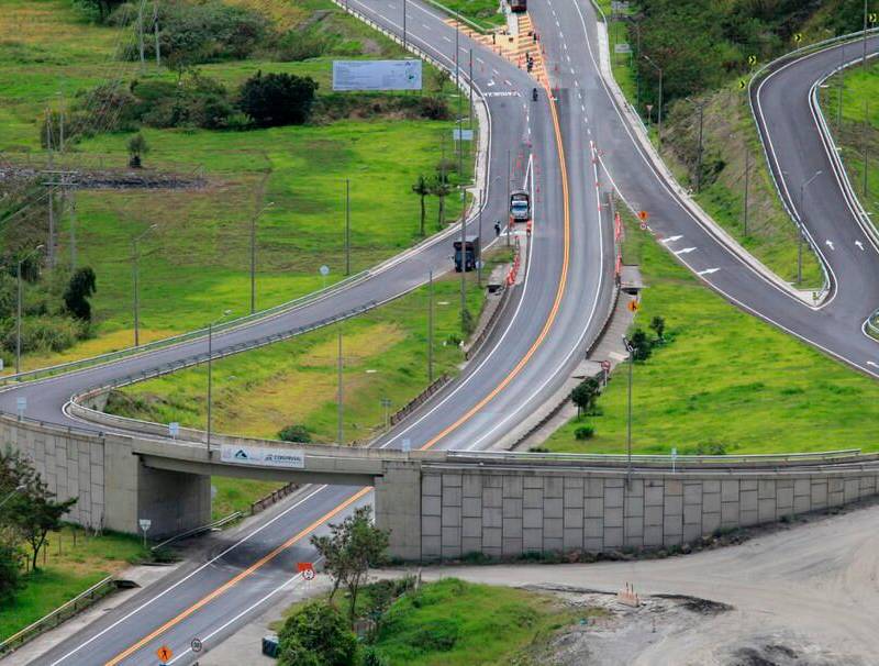 La vía estaba cerrada totalmente por un derrumbe sobre el kilómetro 18. FOTO COLPRENSA 