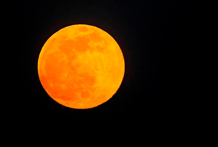 Este fenómeno se produce cuando la distancia entre la tierra y la luna es mínima, se conoce con el nombre de perigeo. La superluna puede ser hasta 12% más grande y 15 por ciento más brillante que una luna llena normal. Foto EFE