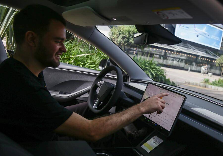 Según datos de Fenalco y la Andi, los vehículos eléctricos crecieron 267% anual en marzo de 2026, mientras que los híbridos crecieron más del 72%, confirmando que la estrategia de precios aceleró la adopción de estas tecnologías. FOTO: Colprensa.