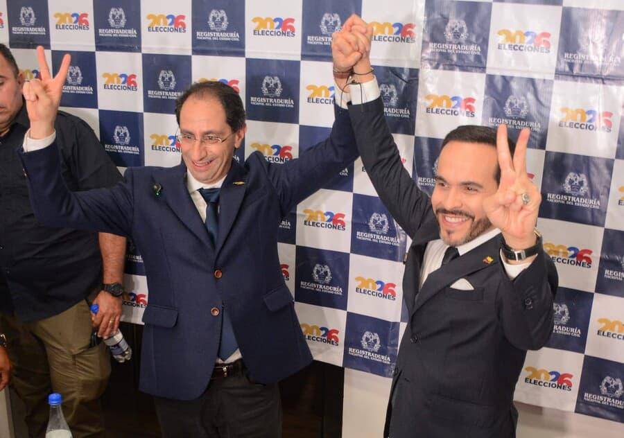 Abelardo De la Espriella votó en Barranquilla, mientras que su fórmula vicepresidencial, José Manuel Restrepo, ejerció su derecho al voto en Bogotá acompañado de su familia. FOTO: Colprensa. 