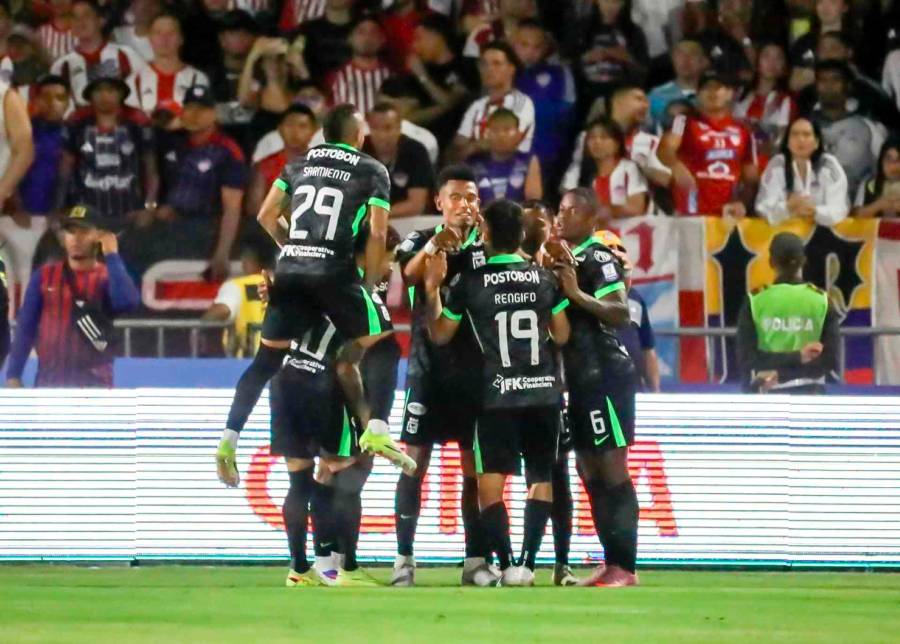 Juan Manuel Rengifo marca para que Atlético Nacional se vaya adelante en el duelo ante Junior, en el estadio Romelio Martínez de Barranquilla. FOTO COLPRENSA 