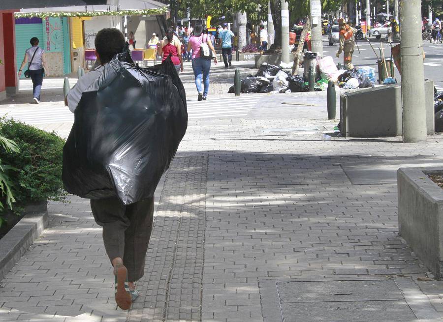 El caso se presentó cuando un comerciante de arepas fue golpeado con una piedra, en el Centro de la ciudad, presuntamente por un habitante de calle. Su estado de salud es crítico. Foto: EL COLOMBIANO