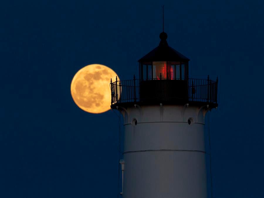 La luna alcanzó su máxima plenitud la madrugada de este lunes. Se pudo disfrutar principalmente en Europa y EEUU. Foto EFE