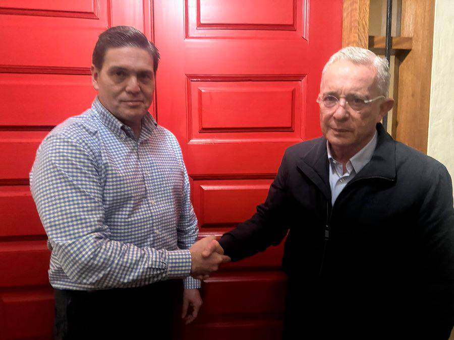 Pinzon fue recibido por Uribe Vélez. Se cree que hará parte de la coalición de la derecha. Foto: Redes sociales.