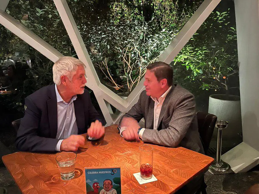 Enrique Peñalosa y Juan Carlos Pinzón se reunieron para hablar sobre una unión de “todos los esfuerzos” en miras a las elecciones. FOTO: Tomada de redes sociales @PinzónBueno