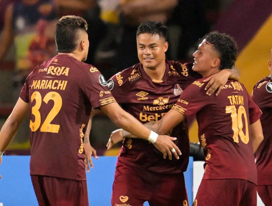 Sebastián Guzmán, Luis Sandoval (centro) y Juan Pablo Torres, entre las figuras del Tolima en el triunfo ante Nacional. FOTO X-TOLIMA
