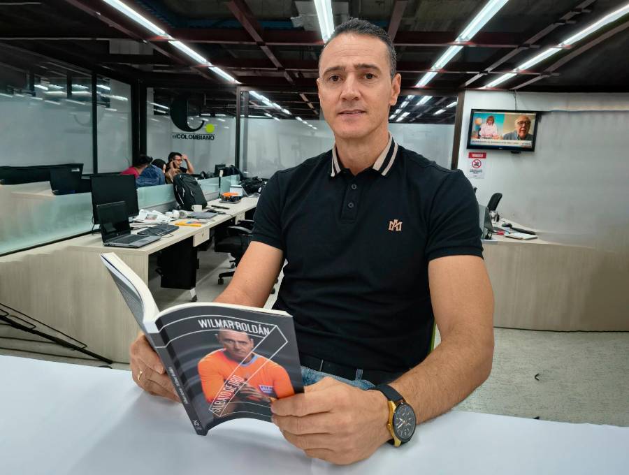Wilmar Roldán exhibe orgulloso el libro de su autobiografía que acaba de publicarle la editorial Zaíno. FOTO JEANN RODRÍGUEZ CARO 