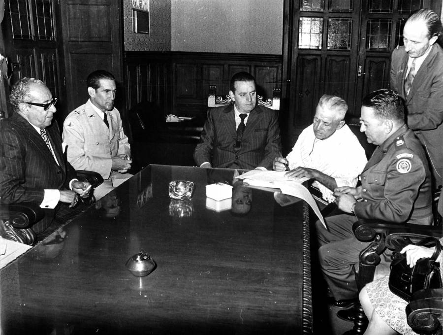 Firma de la promesa de venta al departamento de la casa donde nació José María Córdova en el municipio de Concepción, en 1973. Diego Calle Restrepo está en el centro de la foto. FOTO ARCHIVO EL COLOMBIANO. 
