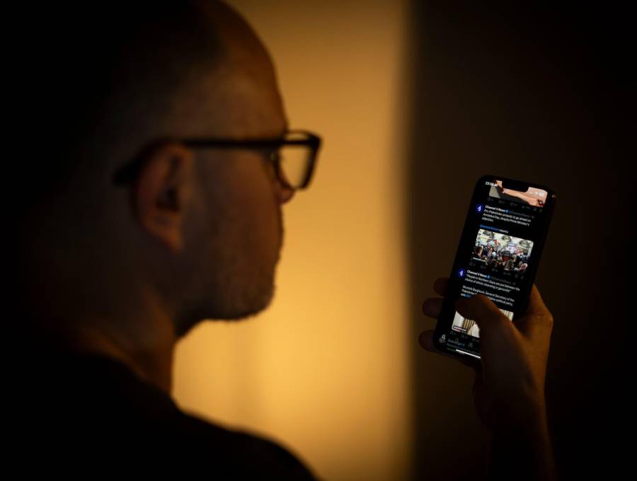 Los usuarios invierten cerca de 62 minutos diarios deslizando la pantalla de sus teléfonos, según un reciente informe de OnePlus. FOTO: GETTY.
