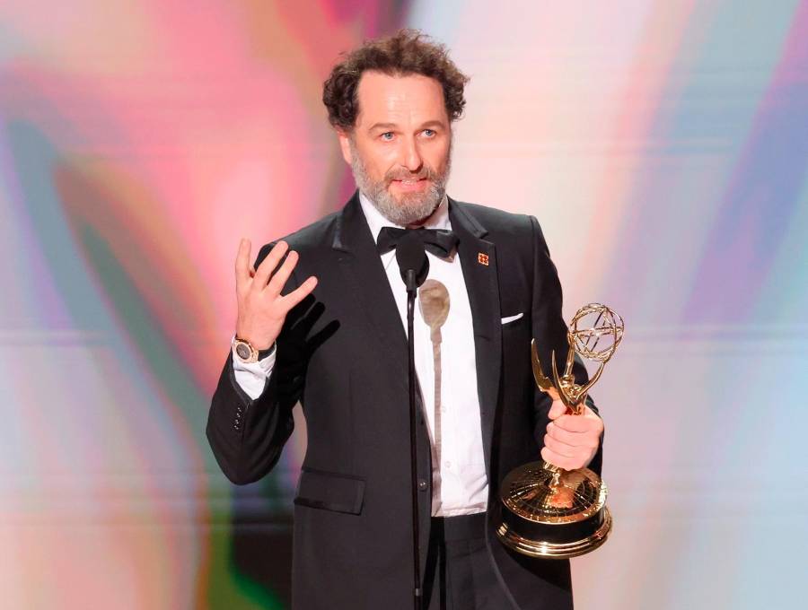 Matthew Rhys hizo historia al ganar dos premios en la noche en las categorías de actuación. FOTO Cortesía Getty